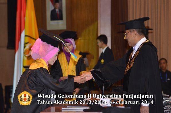 wisuda-unpad-gel-ii-ta-2013_2014-fakultas-farmasi-oleh-rektor-115