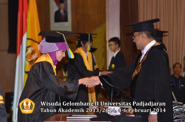 wisuda-unpad-gel-ii-ta-2013_2014-fakultas-farmasi-oleh-rektor-116