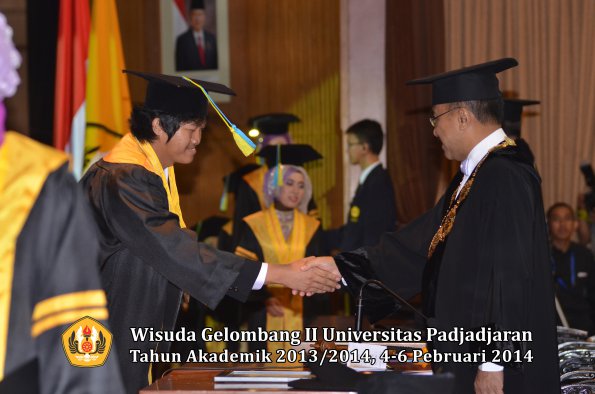 wisuda-unpad-gel-ii-ta-2013_2014-fakultas-farmasi-oleh-rektor-117