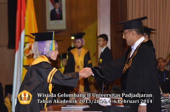 wisuda-unpad-gel-ii-ta-2013_2014-fakultas-farmasi-oleh-rektor-118