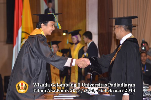 wisuda-unpad-gel-ii-ta-2013_2014-fakultas-farmasi-oleh-rektor-120