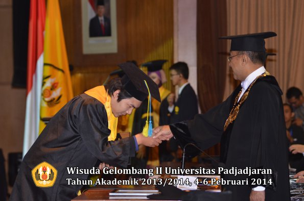 wisuda-unpad-gel-ii-ta-2013_2014-fakultas-farmasi-oleh-rektor-121