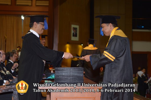 wisuda-unpad-gel-ii-ta-2013_2014-fakultas-isip-oleh-dekan-004