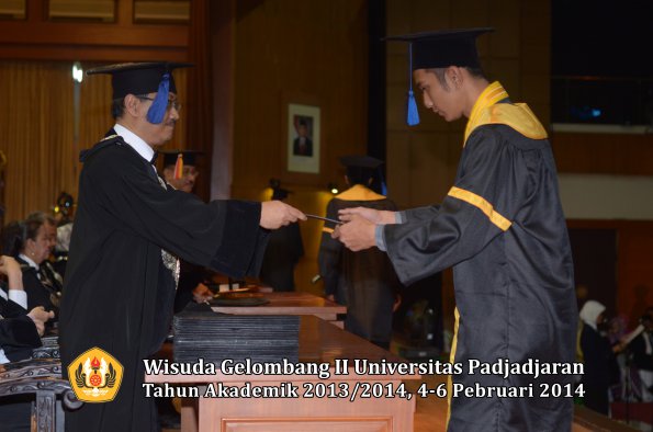 wisuda-unpad-gel-ii-ta-2013_2014-fakultas-isip-oleh-dekan-022