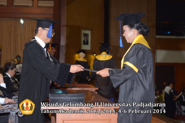 wisuda-unpad-gel-ii-ta-2013_2014-fakultas-isip-oleh-dekan-028