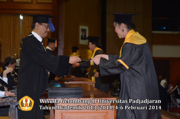 wisuda-unpad-gel-ii-ta-2013_2014-fakultas-isip-oleh-dekan-029