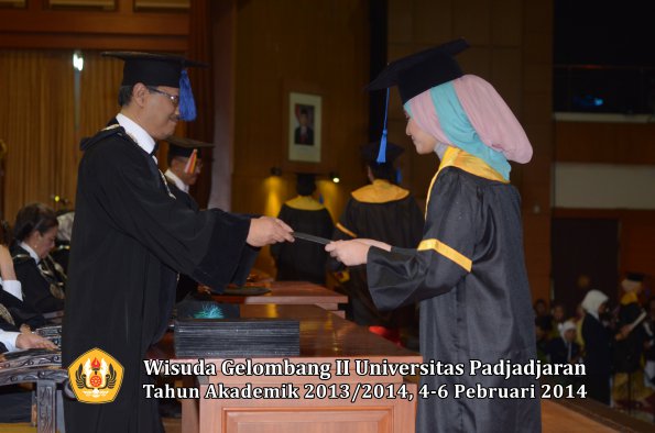 wisuda-unpad-gel-ii-ta-2013_2014-fakultas-isip-oleh-dekan-030