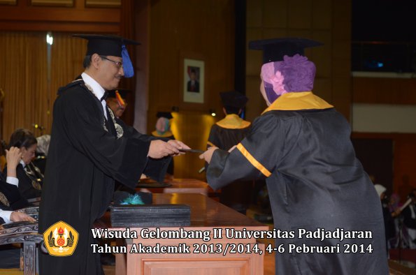 wisuda-unpad-gel-ii-ta-2013_2014-fakultas-isip-oleh-dekan-033