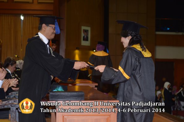 wisuda-unpad-gel-ii-ta-2013_2014-fakultas-isip-oleh-dekan-034