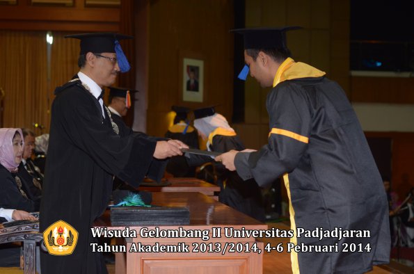 wisuda-unpad-gel-ii-ta-2013_2014-fakultas-isip-oleh-dekan-037