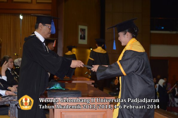 wisuda-unpad-gel-ii-ta-2013_2014-fakultas-isip-oleh-dekan-039