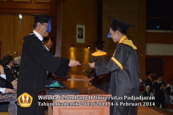 wisuda-unpad-gel-ii-ta-2013_2014-fakultas-isip-oleh-dekan-040