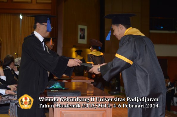 wisuda-unpad-gel-ii-ta-2013_2014-fakultas-isip-oleh-dekan-041