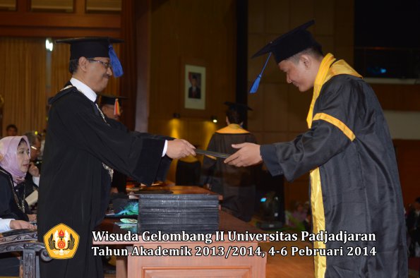 wisuda-unpad-gel-ii-ta-2013_2014-fakultas-isip-oleh-dekan-043