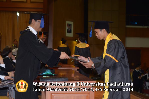 wisuda-unpad-gel-ii-ta-2013_2014-fakultas-isip-oleh-dekan-044