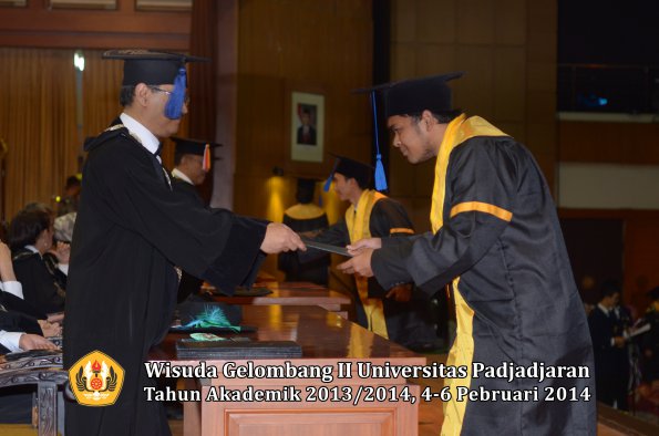 wisuda-unpad-gel-ii-ta-2013_2014-fakultas-isip-oleh-dekan-045