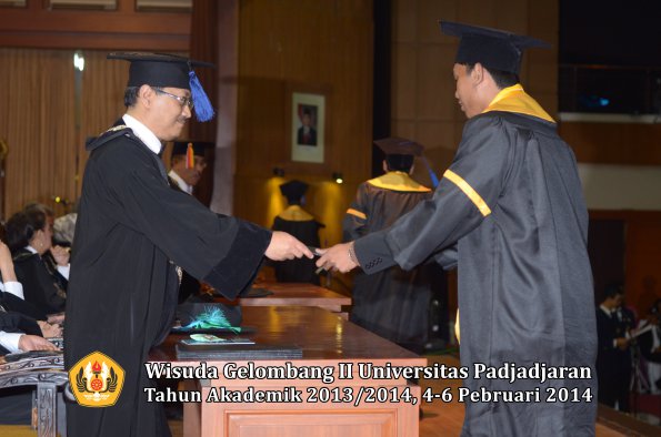 wisuda-unpad-gel-ii-ta-2013_2014-fakultas-isip-oleh-dekan-046