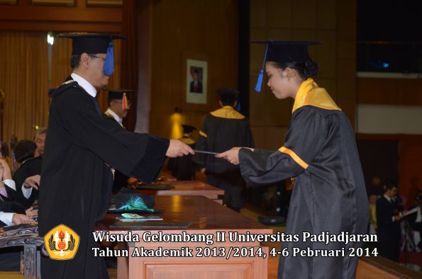 wisuda-unpad-gel-ii-ta-2013_2014-fakultas-isip-oleh-dekan-049