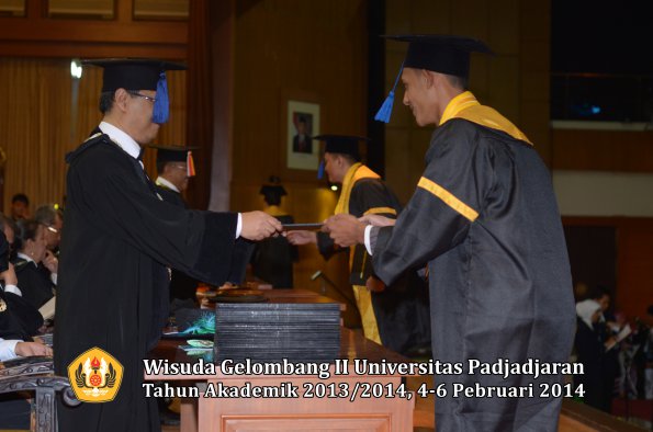 wisuda-unpad-gel-ii-ta-2013_2014-fakultas-isip-oleh-dekan-051