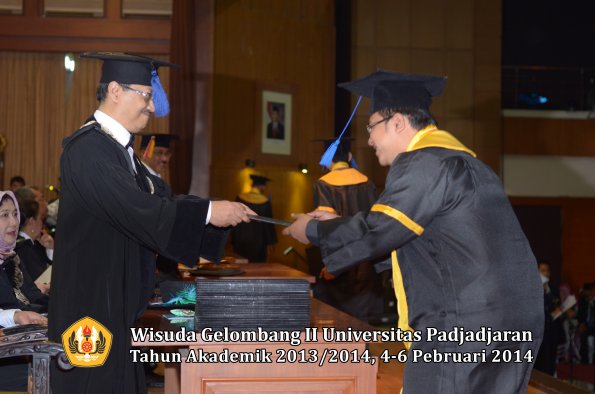 wisuda-unpad-gel-ii-ta-2013_2014-fakultas-isip-oleh-dekan-053