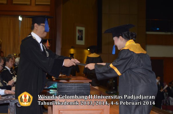 wisuda-unpad-gel-ii-ta-2013_2014-fakultas-isip-oleh-dekan-058