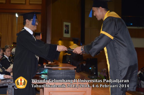 wisuda-unpad-gel-ii-ta-2013_2014-fakultas-isip-oleh-dekan-059