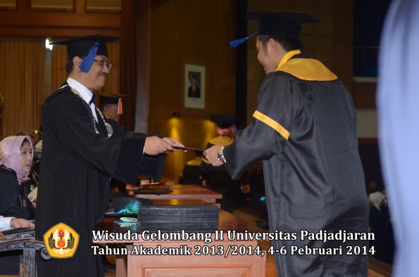 wisuda-unpad-gel-ii-ta-2013_2014-fakultas-isip-oleh-dekan-061