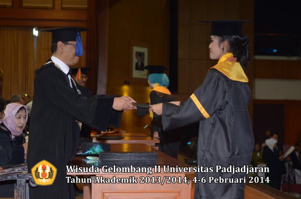 wisuda-unpad-gel-ii-ta-2013_2014-fakultas-isip-oleh-dekan-066