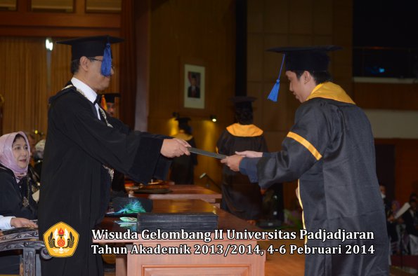 wisuda-unpad-gel-ii-ta-2013_2014-fakultas-isip-oleh-dekan-068