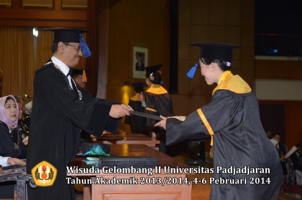 wisuda-unpad-gel-ii-ta-2013_2014-fakultas-isip-oleh-dekan-071