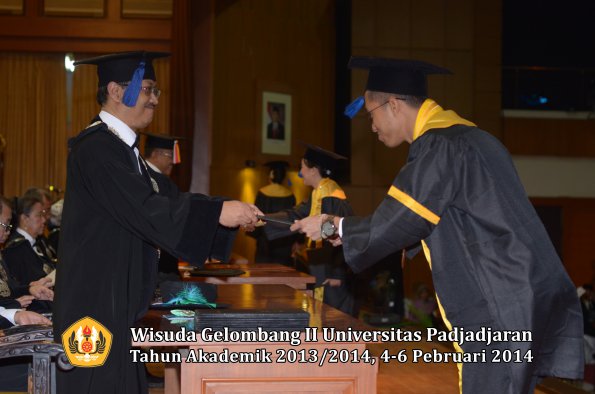 wisuda-unpad-gel-ii-ta-2013_2014-fakultas-isip-oleh-dekan-072