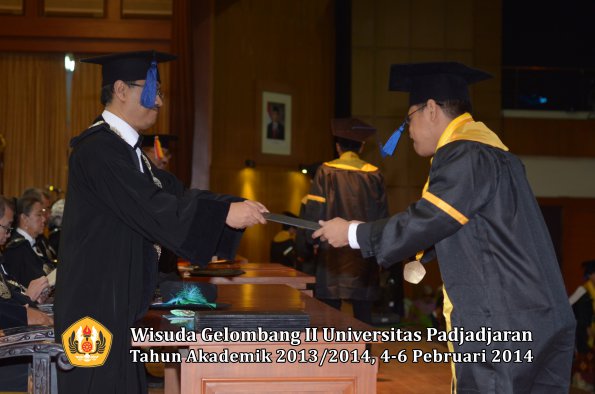 wisuda-unpad-gel-ii-ta-2013_2014-fakultas-isip-oleh-dekan-073