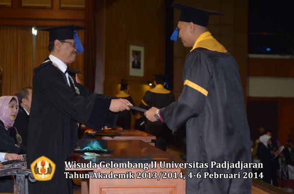 wisuda-unpad-gel-ii-ta-2013_2014-fakultas-isip-oleh-dekan-077