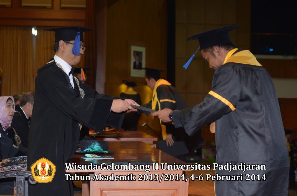 wisuda-unpad-gel-ii-ta-2013_2014-fakultas-isip-oleh-dekan-079