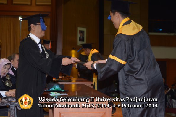 wisuda-unpad-gel-ii-ta-2013_2014-fakultas-isip-oleh-dekan-080