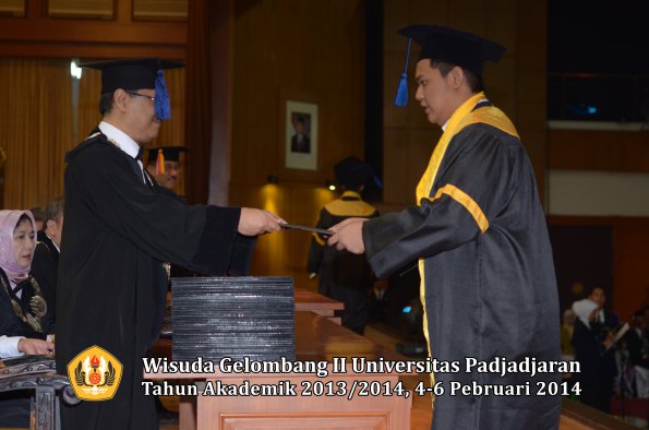 wisuda-unpad-gel-ii-ta-2013_2014-fakultas-isip-oleh-dekan-083