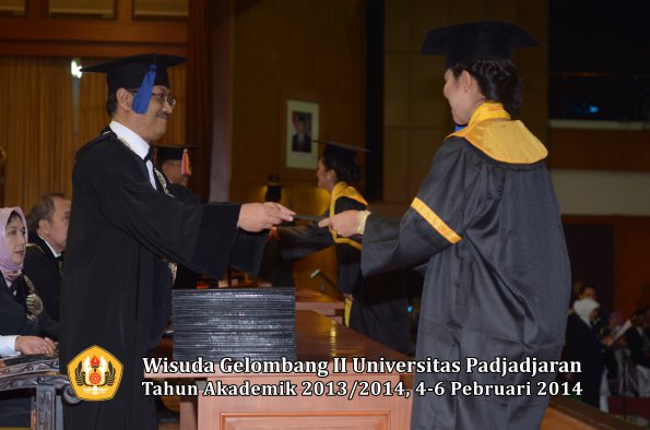 wisuda-unpad-gel-ii-ta-2013_2014-fakultas-isip-oleh-dekan-090