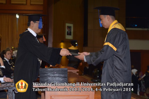 wisuda-unpad-gel-ii-ta-2013_2014-fakultas-isip-oleh-dekan-094