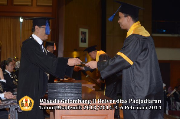 wisuda-unpad-gel-ii-ta-2013_2014-fakultas-isip-oleh-dekan-095