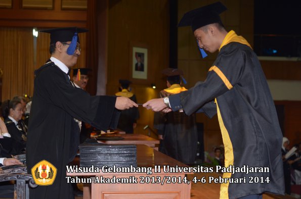 wisuda-unpad-gel-ii-ta-2013_2014-fakultas-isip-oleh-dekan-103