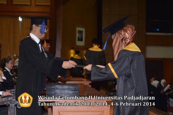 wisuda-unpad-gel-ii-ta-2013_2014-fakultas-isip-oleh-dekan-104