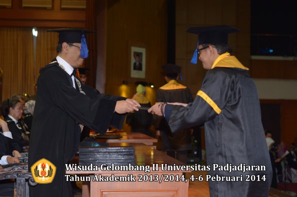 wisuda-unpad-gel-ii-ta-2013_2014-fakultas-isip-oleh-dekan-107