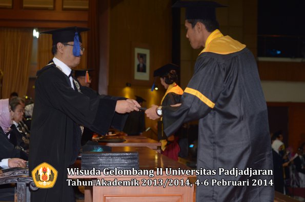 wisuda-unpad-gel-ii-ta-2013_2014-fakultas-isip-oleh-dekan-109