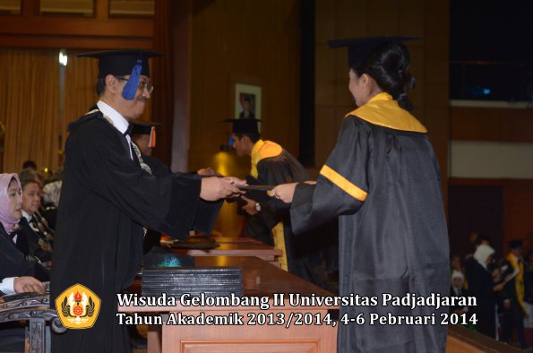 wisuda-unpad-gel-ii-ta-2013_2014-fakultas-isip-oleh-dekan-110