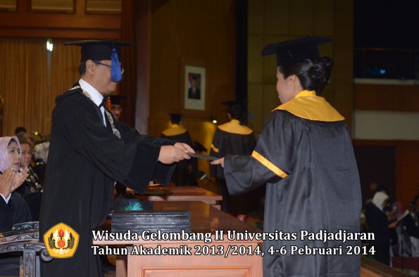 wisuda-unpad-gel-ii-ta-2013_2014-fakultas-isip-oleh-dekan-111