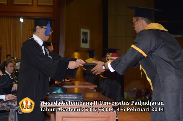 wisuda-unpad-gel-ii-ta-2013_2014-fakultas-isip-oleh-dekan-113