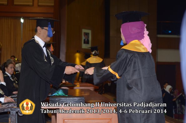 wisuda-unpad-gel-ii-ta-2013_2014-fakultas-isip-oleh-dekan-117