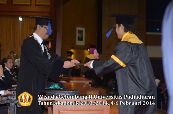 wisuda-unpad-gel-ii-ta-2013_2014-fakultas-isip-oleh-dekan-118