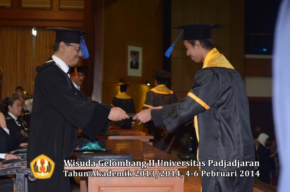 wisuda-unpad-gel-ii-ta-2013_2014-fakultas-isip-oleh-dekan-120