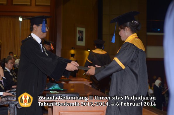 wisuda-unpad-gel-ii-ta-2013_2014-fakultas-isip-oleh-dekan-122